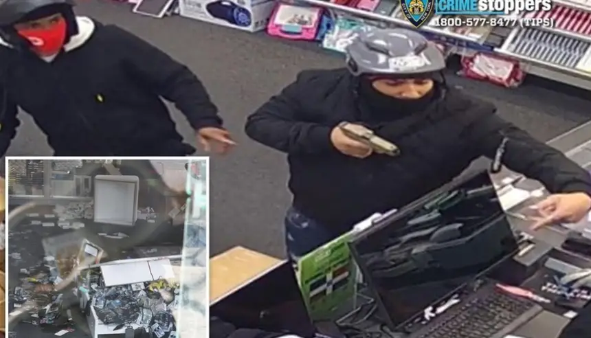 بالفيديو..لصان يقتحمان متجر هواتف ويسرقان ساعة رولكس بعد إطلاق النار على عامل