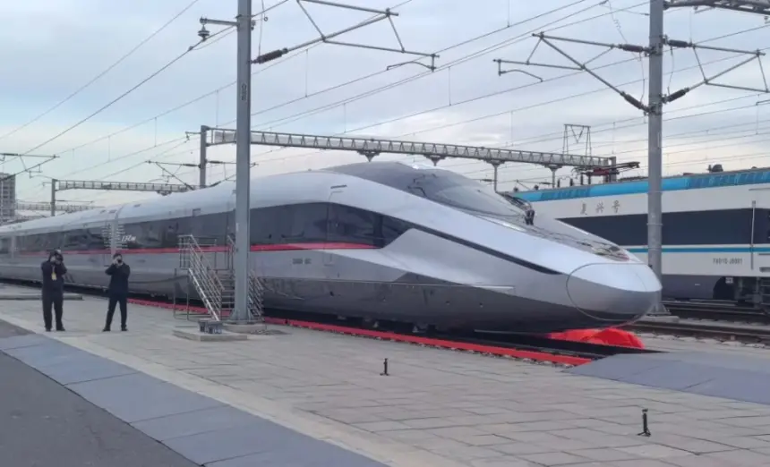 الصين تختبر القطار CR450 الأسرع في العالم بسرعة تتجاوز 450 كم/س