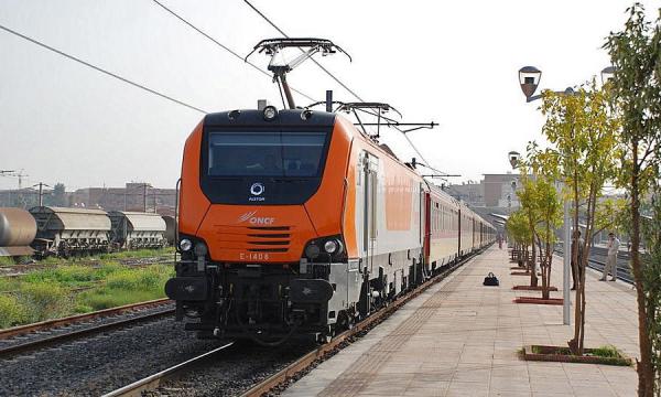 مذيع مغربي كان ضمن ركاب القطار الذي دهس عبد الله باها  .. و هذا ما قاله عن الحادثة