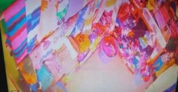 بالفيديو.. لحظة سرقة امرأة محل ملابس بمدينة طانطان