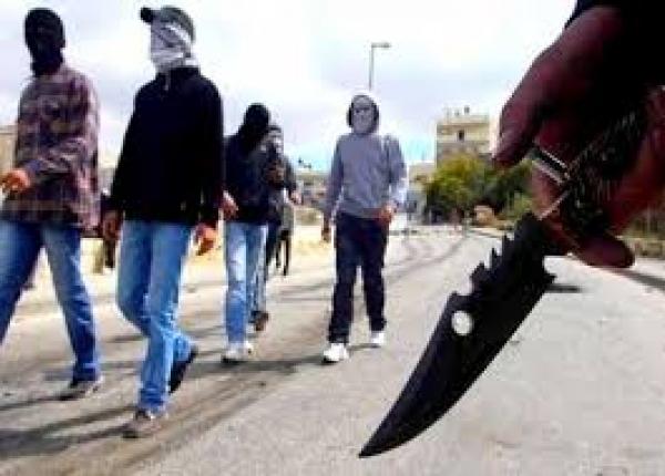 عاجل... عصابة مدججة بالأسلحة البيضاء تعترض سبيل السيارات وتعتدي على أصحابها