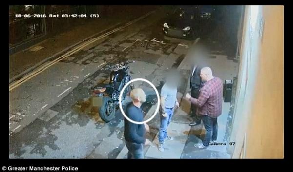 بالفيديو .. رجل يعتدي بوحشية على آخر أمام ملهى ليلي