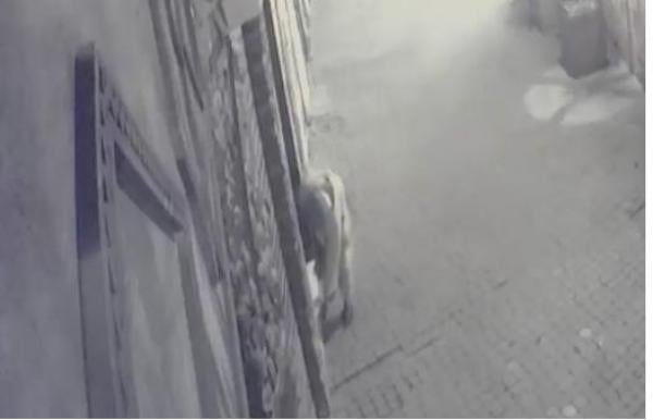 سحَار شداتو الكاميرا يمارس شعوذته امام بزار معروف بمراكش‬