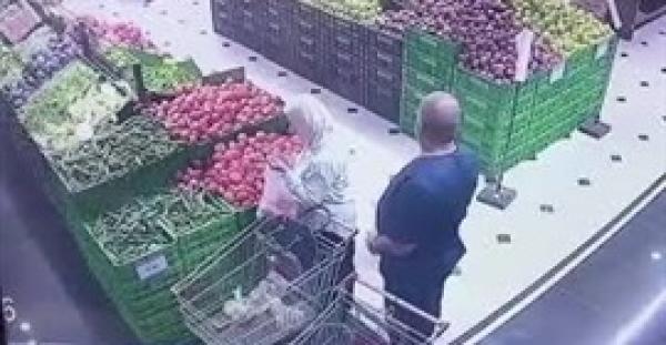 لحظة سرقة محفظة نقود من سيدة (فيديو)