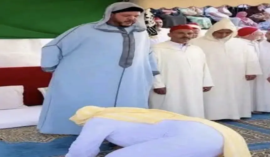 "تقبيل الأقدام" في موسم ابن عجيبة بالفحص أنجرة.. مشاهد صادمة تثير الغضب وتفتح النار على الطقوس الصوفية