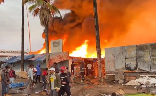 بالصور.. الدار البيضاء تستفيق على وقع حريق مهول وانفجارات بمخيم "الأفارقة" بأولاد زيان