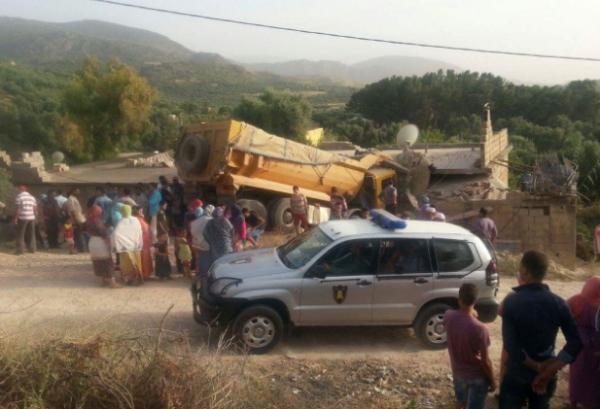 فاجعة... شاحنة لنقل الرمال تصطدم بمنزل وتهدمه وتصيب عددا من سكانه والساكنة توجه نداء استغاثة