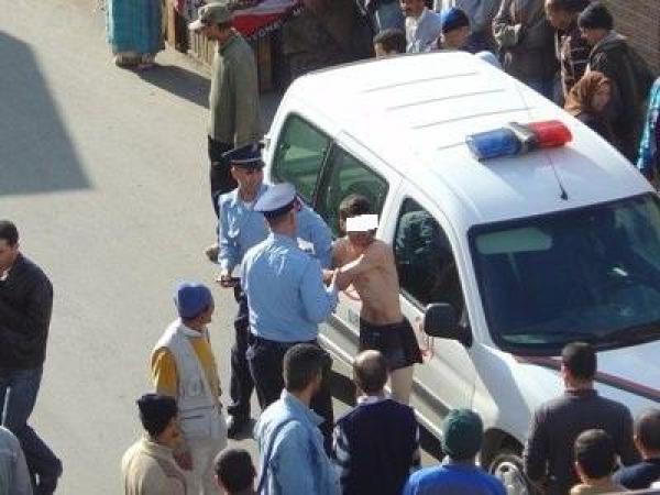 في حادثة مثيرة، "مقرقب" يكسر سيارات بالشارع و يعض ضابط أمن ومسببا له إصابة خطيرة