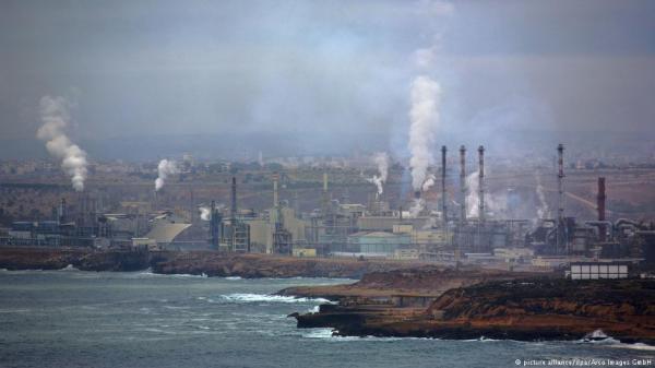 أحد مصانع الفوسفات التي تعد أكبر مصادر التلوث في مدينة آسفي الساحلية المغربية ومحيطها