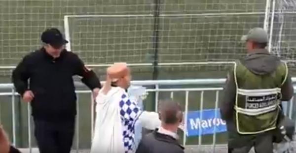 فيديو طريف لشاب من ذوي الاحتياحات الخاصة يقدم التحية لقوات الأمن...شاهد كيف كان الرد!