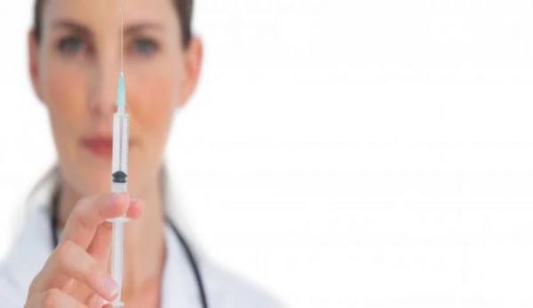 عيش نهار تسمع لعجب...طبيبة إيطالية حاولت حقن مهاجر مغربي بحُقنة فكان ردَّه لا يصدَّق والأمن الإيطالي يدخل على الخط!