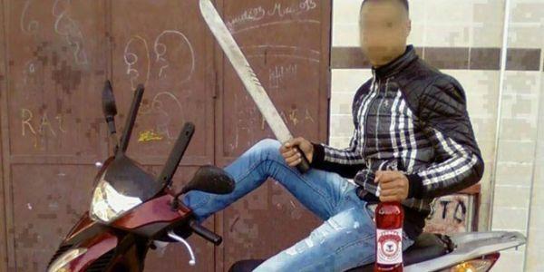 اعتقال "مشرمل" عربد بالشارع وهدد المواطنين وأشهر سيفا في وجه رجال الأمن (تفاصيل حصرية)