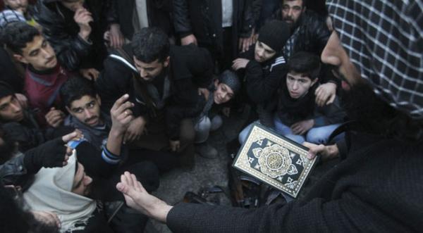 "داعش" يوزع "زكاة النفط" وطالبان يدعوه إلى عدم "الغلو في الدين"