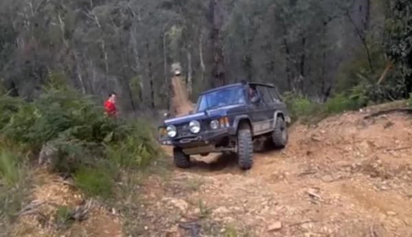 بالفيديو: سيارة تتدحرج وتسقط أثناء صعودها منحدراً وعراً