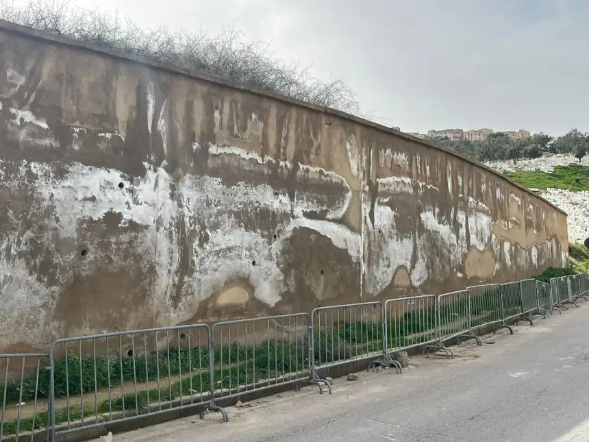 سياج مقبرة مهدد بالسقوط في فاس: قلق متزايد وإجراءات مطلوبة