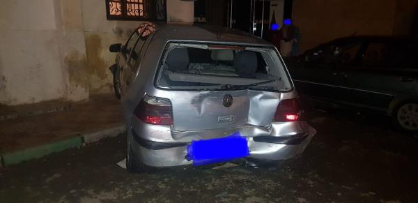 في زمن الحجر الصحي... سيارة "كات كات" تقودها امرأة تتسبب في حادثة ليلية خطيرة وتصطدم بسيارة مركونة بالشارع