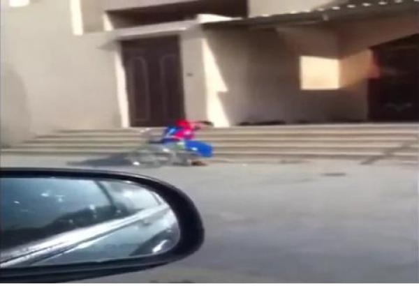 بالفيديو: شاب من ذوي الاحتياجات الخاصة يقفز على ساق واحدة للحاق بصلاة الجماعة