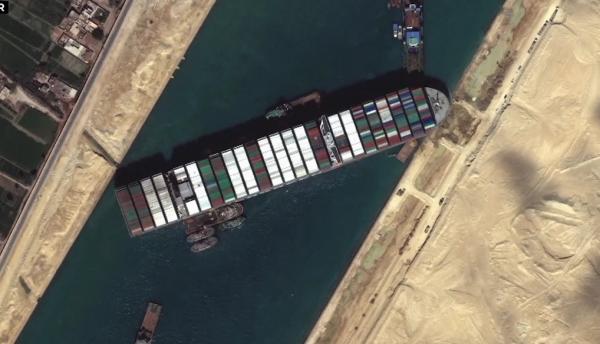 شاهد: صور الأقمار الصناعية تظهر حجم الفوضى في قناة السويس بعد حادث سفينة الحاويات العملاقة…