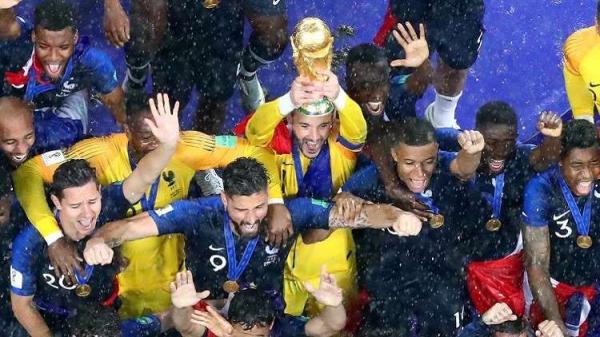 الشرطة البريطانية تعتقل عميد المنتخب الفرنسي