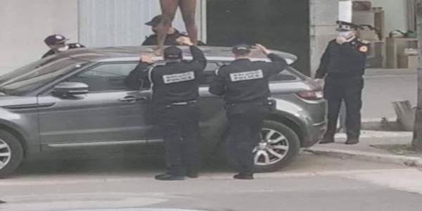 بعدما أثارت صورته ضجة فايسبوكية...الأمن الوطني يكشف تفاصيل واقعة ظهور شخص عار تماما على سطح سيارة بقلب الدار البيضاء