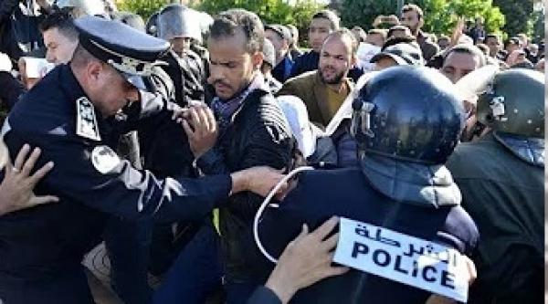 الأمن يتدخل بقوة لفض مسيرة الأساتذة حاملي الشواهد وسط العاصمة الرباط