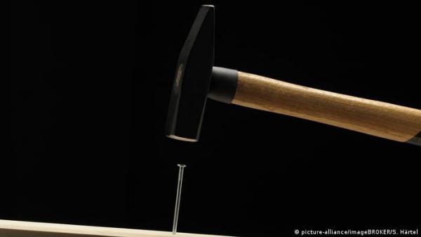 الشرطة الباكستانية تبحث عن "مشعوذ" زرع مسمارا في رأس امرأة حامل