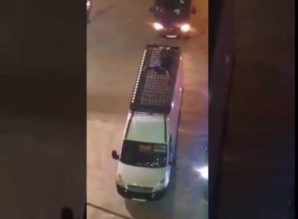 مهاجر سري يفلت و يمر من المعبر الحدودي بطريقة مثيرة