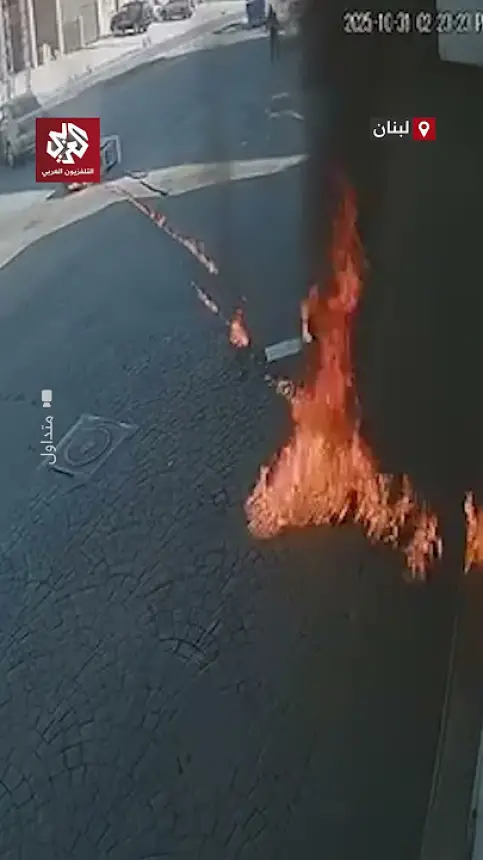بالفيديو.... سائقة  في لبنان تقتلع مضخة وقود وتتسبب باندلاع النيران