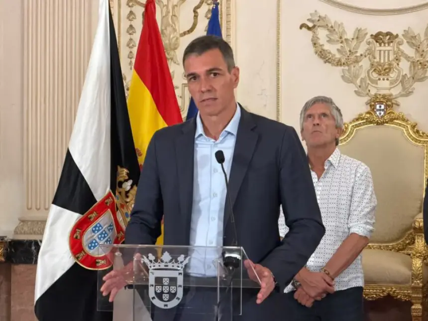 دوليةسانشيز يتهم شبكات الاتجار بالبشر بالتسبب في أزمة سبتة ويؤكد على محورية التعاون مع المغربخلال زيارته اليوم الجمعة لمدينة سبتة في أعقاب الأزمة الأخيرة، حَمَّل رئيس الحكومة الإسبانية، بيدرو سانشيز، عصابات وشبكات الاتجار بالبشر المسؤولية المباشرة عن موجة التدفق