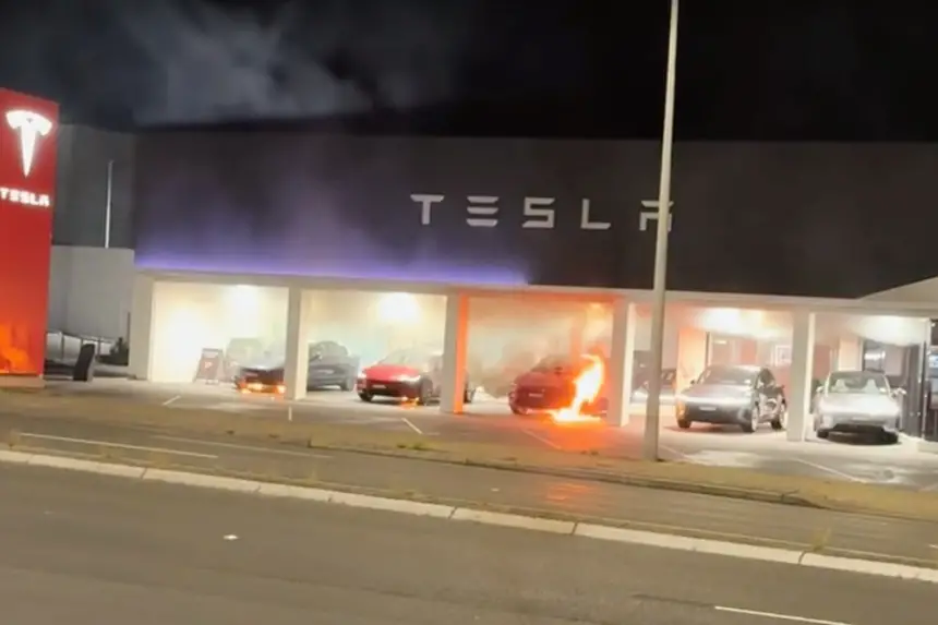 حريق يدمّر أسطول "تسلا" داخل وكالة.. والتحقيقات مستمرة