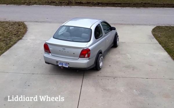 بالفيديو: مخترع يصمم عجلات تسير في جميع الاتجاهات