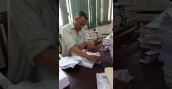 بالفيديو.. موظف هندي يشعل الإنترنت بختم مجموعة كبيرة من الأوراق في ثوان