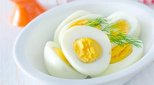 عالم أسترالي يخترع طريقة لإعادة البيضة نيئة بعد سلقها