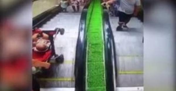 بالفيديو.. لحظة سقوط طفل بعربته من على سلم كهربائي