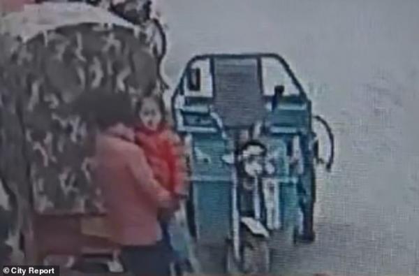 امرأة تختطف طفلة والطعم قطعة حلوى (فيديو)