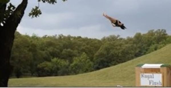 بالفيديو.. قفزة طائرة لفتاة تنتهي بطريقة مؤلمة