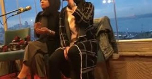 لحظة وفاة فتاة تركية أثناء غنائها في حفلة (فيديو)