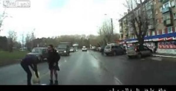 بالفيديو.. فتاة خارقة مقاومة للصدمات