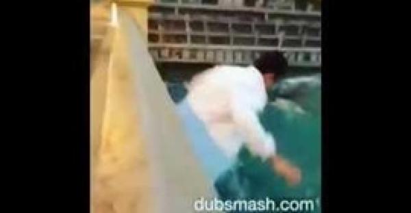 بالفيديو.. شاب يلقي بنفسه من جسر عالي ليرضي حبيبته