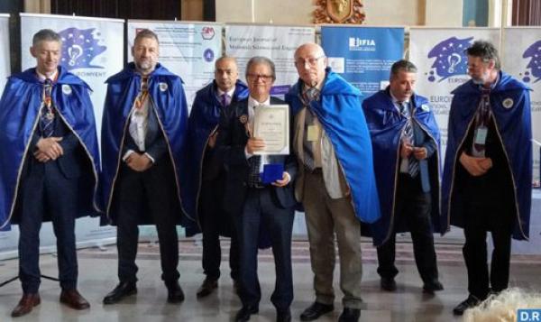 مغربي يحصل على وسام من درجة ضابط في رومانيا