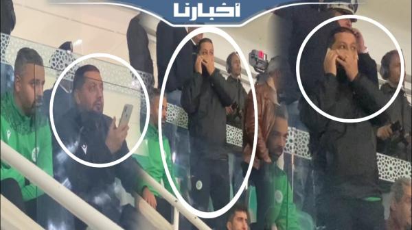 مدرب مولودية وجدة يعطي التعليمات للاعبيه من المدرجات باستعمال الهاتف