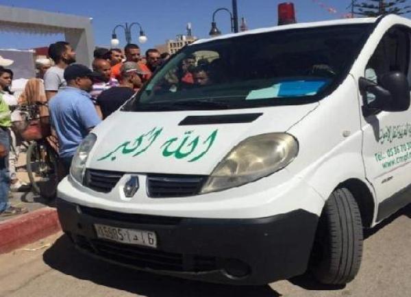 شرطي يوقف جنازة قصد تحرير مخالفة لسيارة نقل الأموات وهذا ماوقع (فيديو)