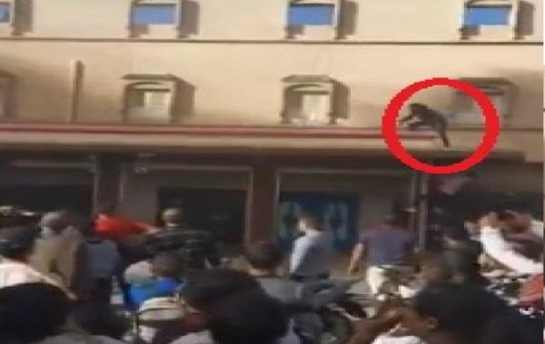 فيديو مثير...شاهد كيف غامر شبان بأنفسهم وصعدوا بسلالم الوقاية المدنية وانقذوا مسنا من الموت بحريق تادلة