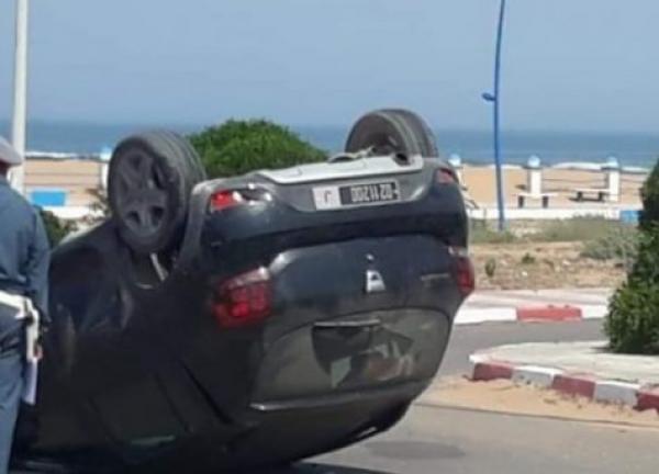 حصلة خايبة...مسؤول يستغل سيارة الدولة في "تبحيرة" ويتسبب في انقلابها