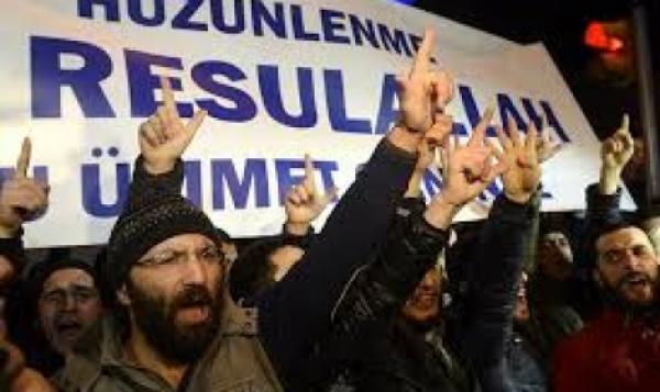 أتراك يحتجون مجدداً على صحيفة محلية نشرت صوراً مسيئةً للرسول