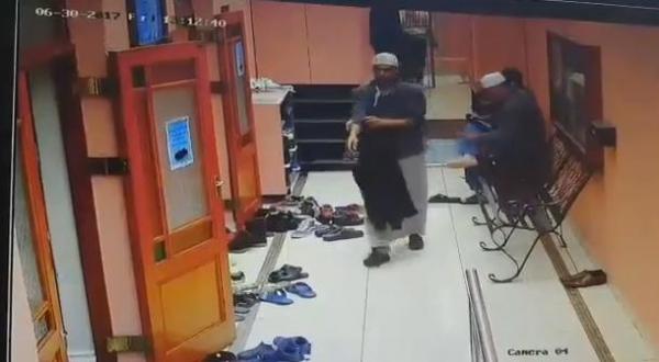 من يتعرف عليه : شفار في هيئة " ملتزم " يسرق حذاء بمسجد