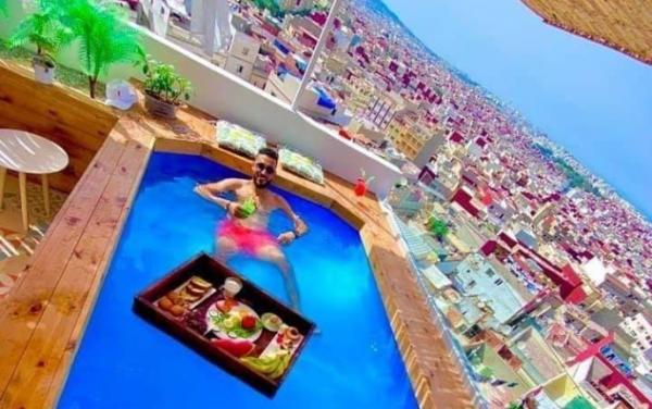 بعد منع الشواطئ .. طنجاوي يبدع في بناء مسبح بسطح منزله