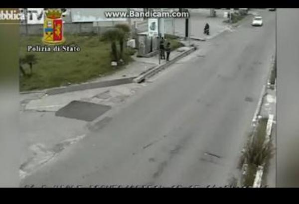 بالفيديو.. لص يسرق سيارة ويسحل مالكها لمسافة 500 متر