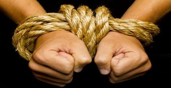 اختطاف قس كاتوليكي من طرف إطار تربوي مطالبا بدفع فدية مالية كبيرة