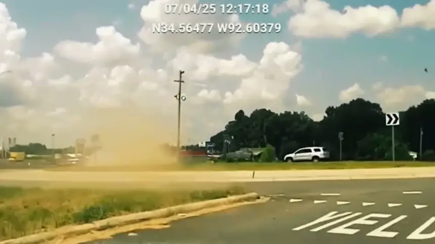 مطاردة سائق فار تنتهي بحادث انقلاب مروع